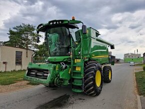 Sklízecí mlátička John Deere T660 HM