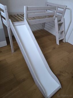 Vyvýšená rostoucí postel se skluzavkou 200x90 cm