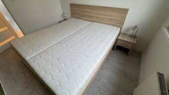 prodám postel 180 x 200 vč. roštů, matrací a nočních stolků
