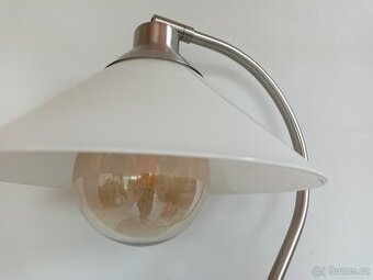 Stojací lampa bílá