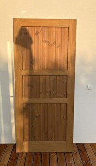 Posuvné dřevěné dveře (interiér či exteriér)