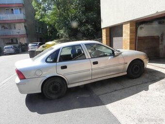 Prodám OPEL VECTRA sedan -1,8 + letní pneu s disky