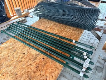 Plastový pletivo 3,2 m a 8x tyč 1m