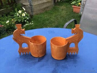 Vyřezávané dřevěné hrníčky