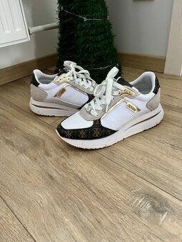 Krasne tenisky Guess