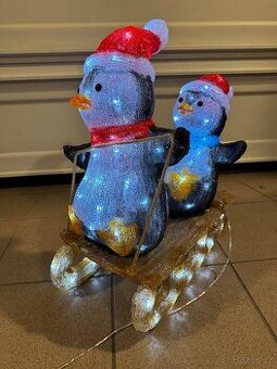 LED akrylové sáně se dvěma sedícími tučňáky TOP STAV