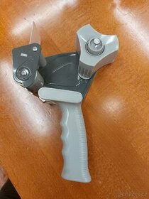 Držák na izolepu, lepící strojek