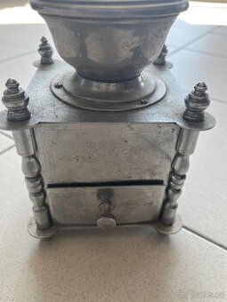 Starožitný kovový mlýnek na kávu - velký - váha 2,1 kg - rok