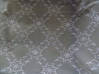 Bílá záclona, jemný vzor, levně