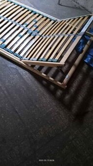 Polohovací rošt na dvě postele jako novéZdarma matrace