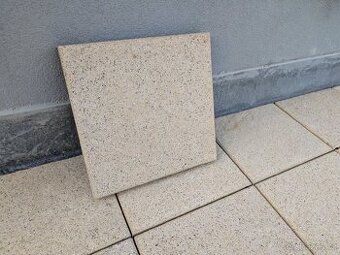 Nové betonové dlaždice 40x40x4 cm