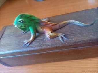 Ručně vyřezávaná dřevěná kazeta s plastikou ještěra