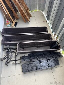 Samozavlažovací truhlíky s příchytnými háky