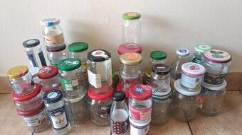 Zavařovací sklenice se šroubovacím uzávěrem. Plechové dózy.