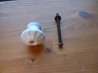 Porcelánové úchyty průměr 35 mm a výška 32mm se šr