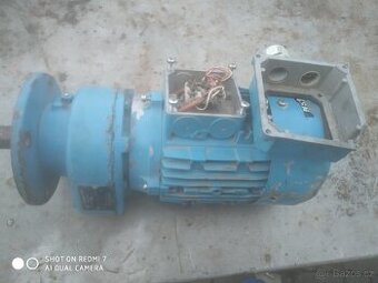 elektromotor s převodovkou