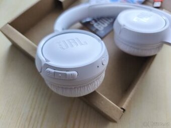 Prodám nová bílá sluchátka JBL TUNE 520 BT
