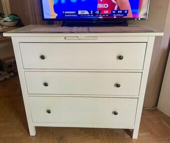 Komoda IKEA Hemnes se sklem a světlem osram.