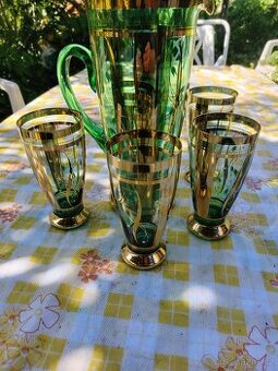 Zelený skleněný džbán a 5 skleniček