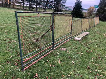 Venkovní plot. Plotové díly.Vjezdová brána. Celkem délka 13m