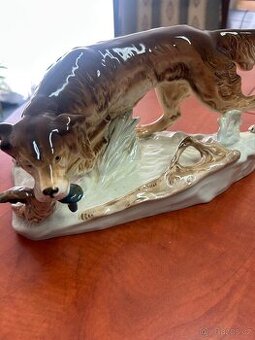 Soška lovecký pes s kachnou