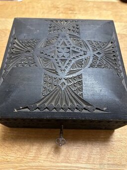 Černá dřevěná starožitná skříňka