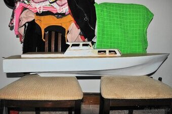 MODEL DŘEVĚNÉ LODI S MATERIÁLEM, DVA MOTORY, SERVO