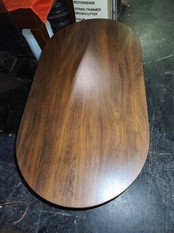 Konferenční stolek dřevěný.