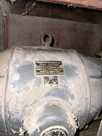 Elektromotor k mlátičce v dřevěném domečku