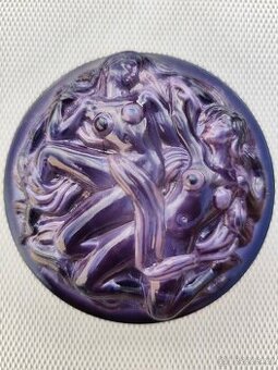 Broušená skleněná fialová šperkovnice s reliéfy nahých žen