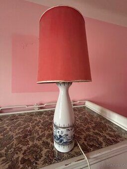 Stolní lampa s čínskými motivy