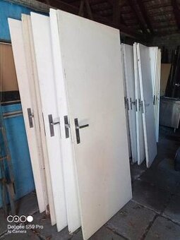 Vyřazené dveře různých rozměrů