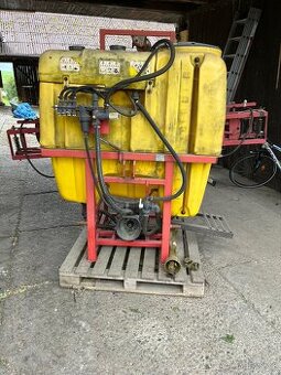 Nesený postřikovač