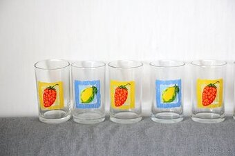 Retro skleničky s malinami a citrony