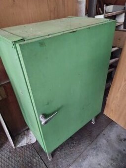 plechová skříń