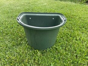 Stájové vědro závěsné