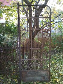Kovaná krásná stará brána - 1
