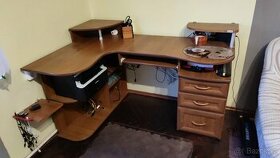 Rohový psací stůl