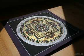 Ručně malovaná tibetská mandala z Indie 5