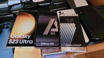 Velká sbírka maket telefonů