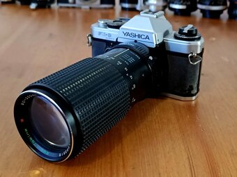 YASHICA FX-D Quartz (RMC Tokina 4/80-200mm) - 1980