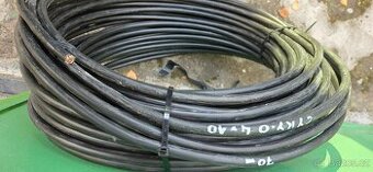 Kabel CYKY-o 4×10, zemnící pásek a kulatina