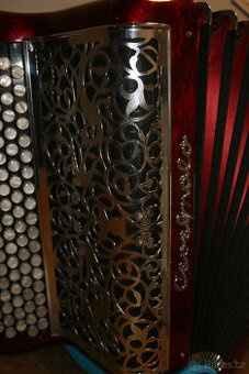 Krásný francouzský knoflíkový akordeon Cavagnolo 3hlasý - B-