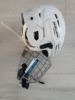 Dětská hokejova přilba s košíkem