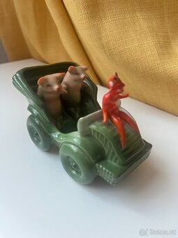 Soška z porcelánu, růžová prasátka v autě s ďáblem na kapotě