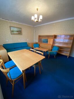 obývací stěna, skříně, rozkládací gauč, křesla, židle, stůl