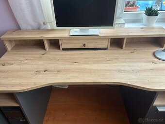 Psací stůl s herní stůl