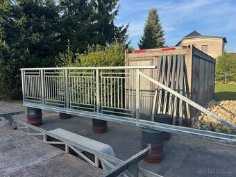 Samonosná posuvná brána s výplní RAL7016