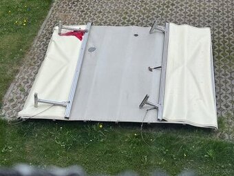 Slunecni strecha nad karavan