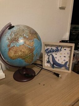 Svítící globus lampa